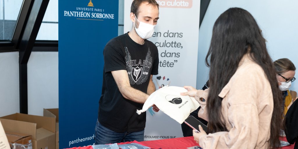 🎁 En ce moment et jusqu'à 18 h, a lieu la distribution des #protectionspériodiques durables, en partenariat avec <a href="/dansmaculottefr/">dans ma culotte</a>, au centre PMF de #Paris1PanthéonSorbonne !

💜 Pas besoin de s'inscrire, votre carte étudiante suffira. 

Plus d’infos ▶️ swll.to/kRLfa