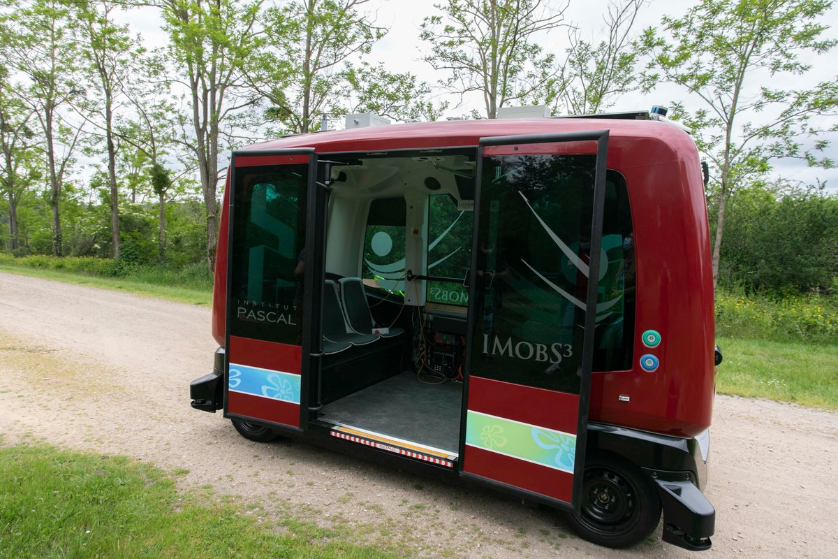 Allierdpt's tweet photo. #Transport @UCAuvergne et @Allierdpt expérimentent une navette électrique autonome sur la voie verte Montluçon-Néris-les-Bains. Vous êtes intrigué par ce véhicule du futur ? Le public est invité à le découvrir et le tester demain, mercredi 20/10. RDV voie verte Néris-les-Bains https://t.co/wKydJL6yio