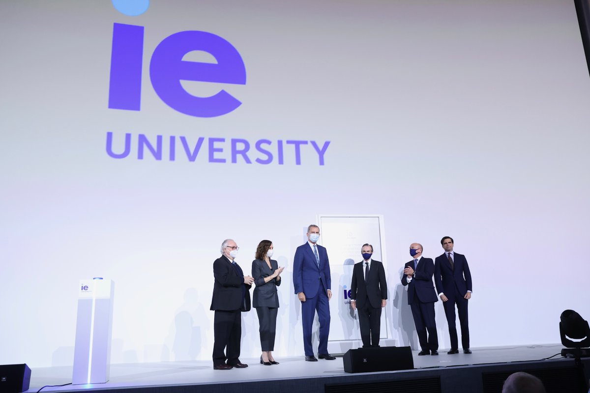 El Rey descubre la placa conmemorativa de la inauguración de la sede del nuevo Campus de <a href="/IEuniversity/">IE University</a>, en una ejemplificación de valores que guían a esta universidad, como la tecnología y la innovación. #IETower
➡️casareal.es/ES/Actividades…