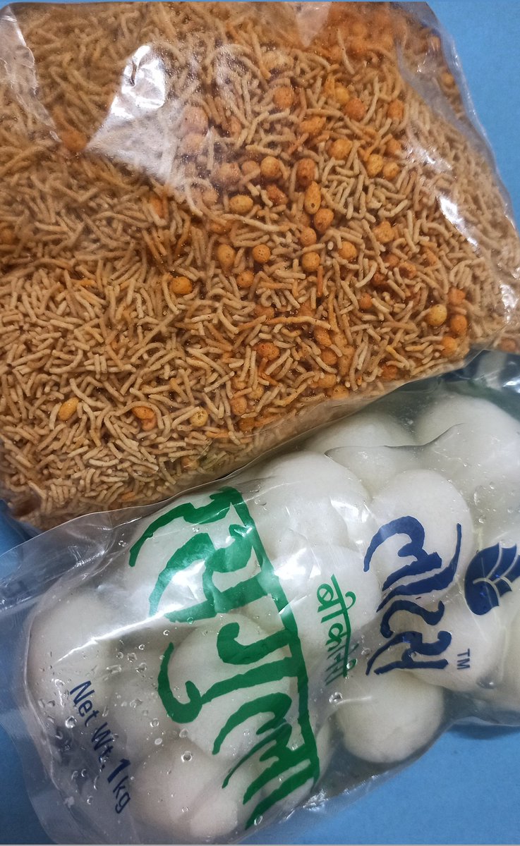 hazaarkhwaishen's tweet photo. Lovely people out there 🤩
Just pouring love 😊
Here it comes one more pack full of sweet love 🤗 that's my favourite...🌷
#sweettooth #rosogulla #peopleslove #happingoctober #love #Blessings https://t.co/kUmvbTPKgT