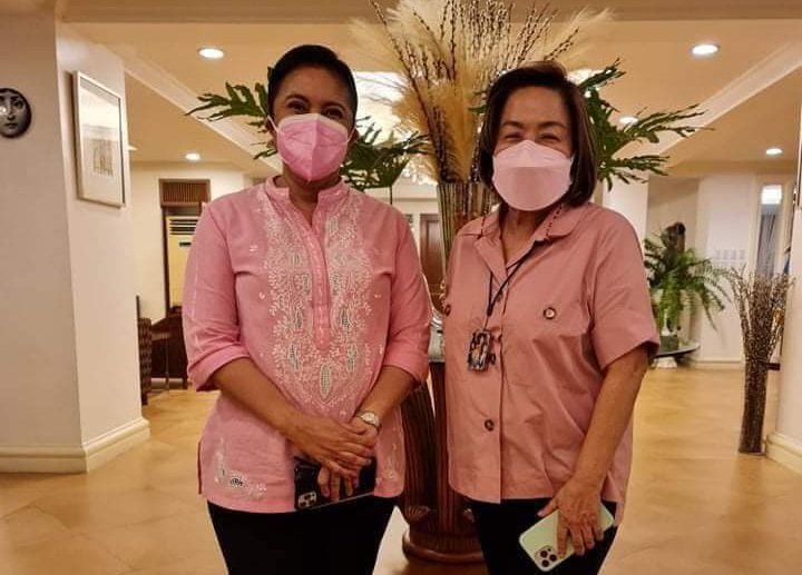 ForThePHL's tweet photo. The wife of the late Mr. Levi #Laus, the founder of #LausGroup in #Pampanga - Mrs. Tess Laus, also campaigning for our dear Madam #LeniRobredo 💕.

🎀✊🏼🇵🇭 #LumabanTamu #Kakampink  
#LetLeniLead #LABANLENI2022 #abantebabae #Halalan2022 #LeniKiko2022

📸 Florentia RoseofSharon https://t.co/ru8iY56CJs