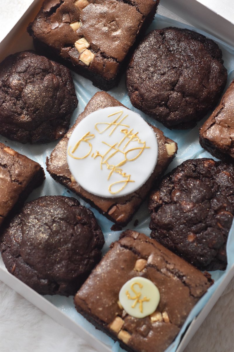 Bakedbysk's tweet photo. ‘A bit of both’ ✨
#chocolateorangecookies #triplechocolatebrownies #howilikemine https://t.co/YlfCEVQSN9