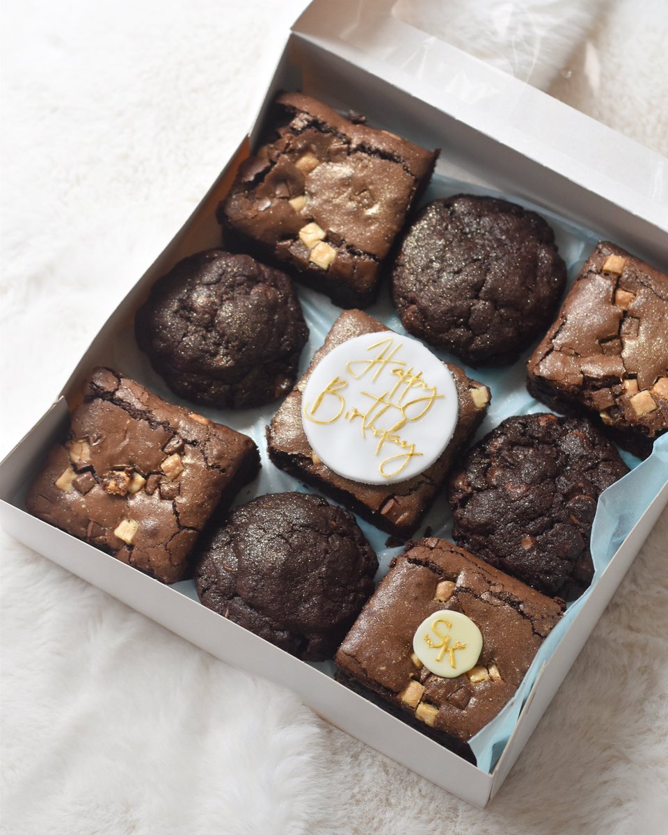 Bakedbysk's tweet photo. ‘A bit of both’ ✨
#chocolateorangecookies #triplechocolatebrownies #howilikemine https://t.co/YlfCEVQSN9