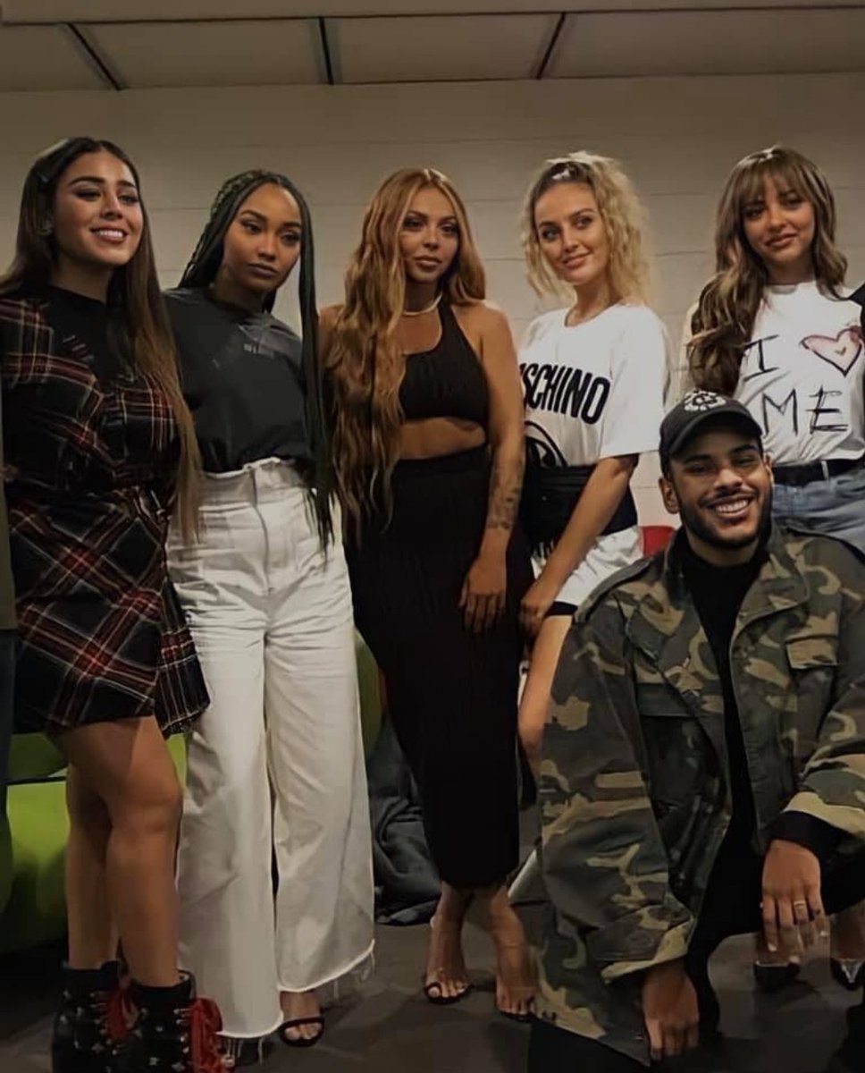 respectlmix's tweet photo. Can someone edit her out? 😭 https://t.co/Bm5MfXrhir