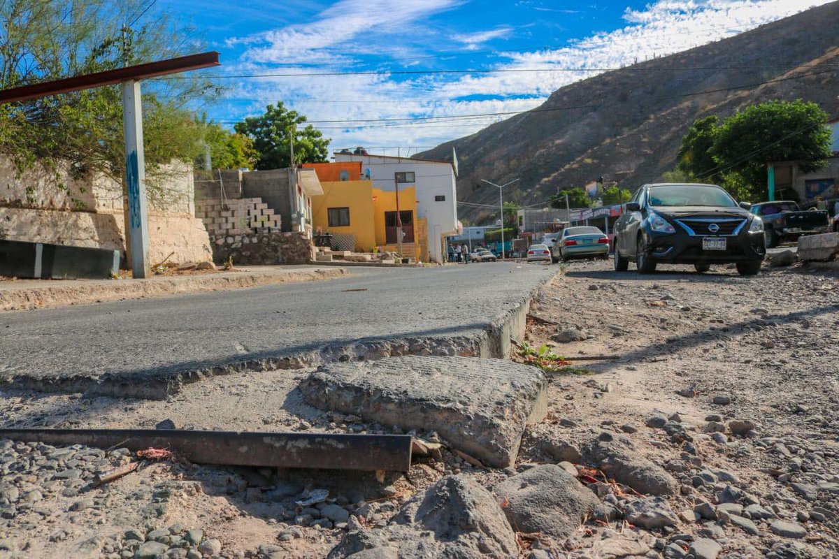 EdithAguilarVi1's tweet photo. Casi tres años abandonada la obra del arroyo en #SantaRosalía y en la búsqueda de soluciones, hicimos recorrido con #ServiciosPúblicos para iniciar de inmediato los trabajos de nivelación y revestimiento con base de tierra y grava.

Yo digo que ¡Contigo sí podemos! 💪🏻 https://t.co/22Juz3tLx7