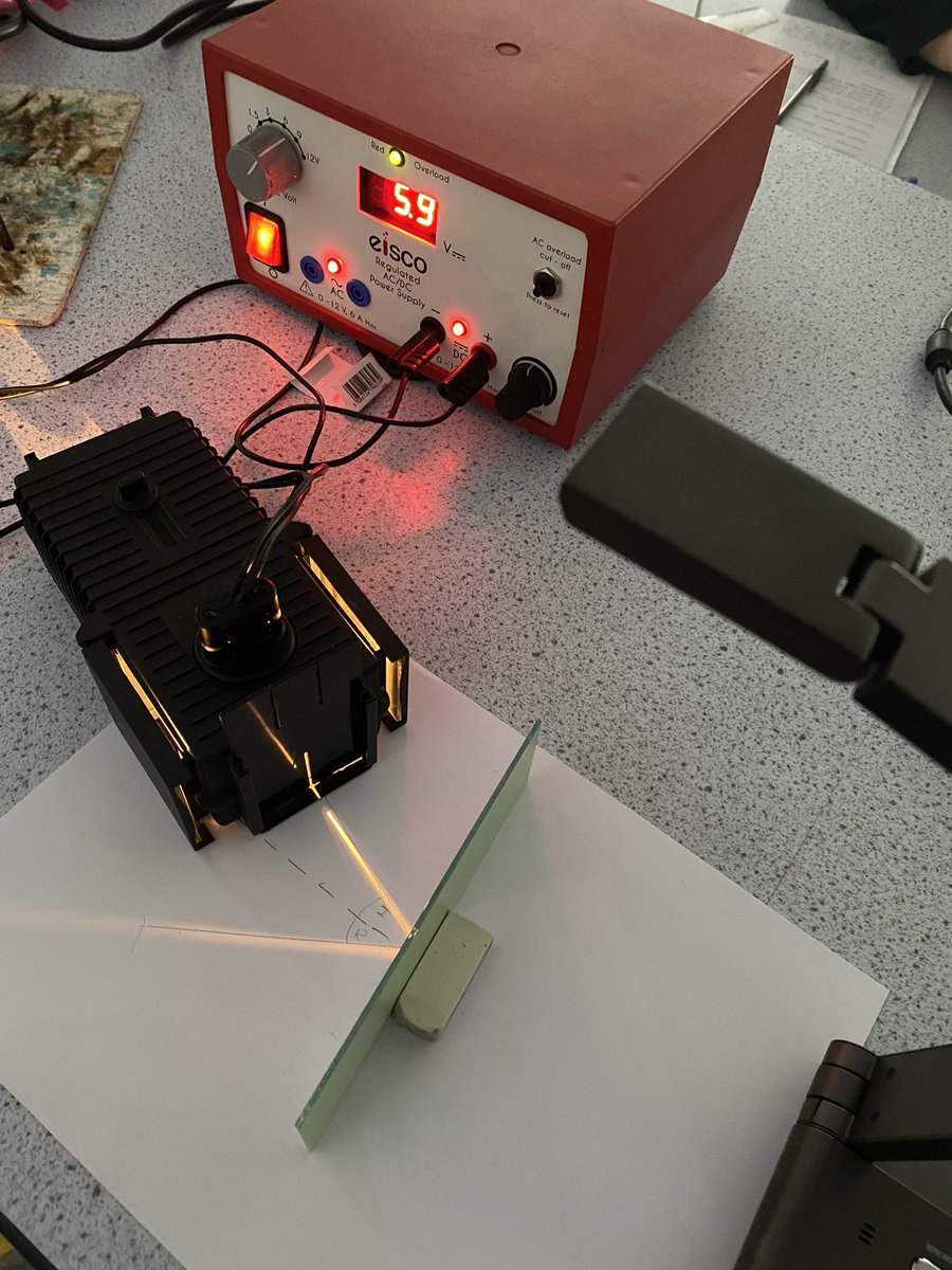 MissETaylor12's tweet photo. Reflection with year 8 🪞🔦 @LathomHS @Lathom_Science #Reflection #Angles #Phsyics #KeyStageThree https://t.co/keh7fXQMpZ