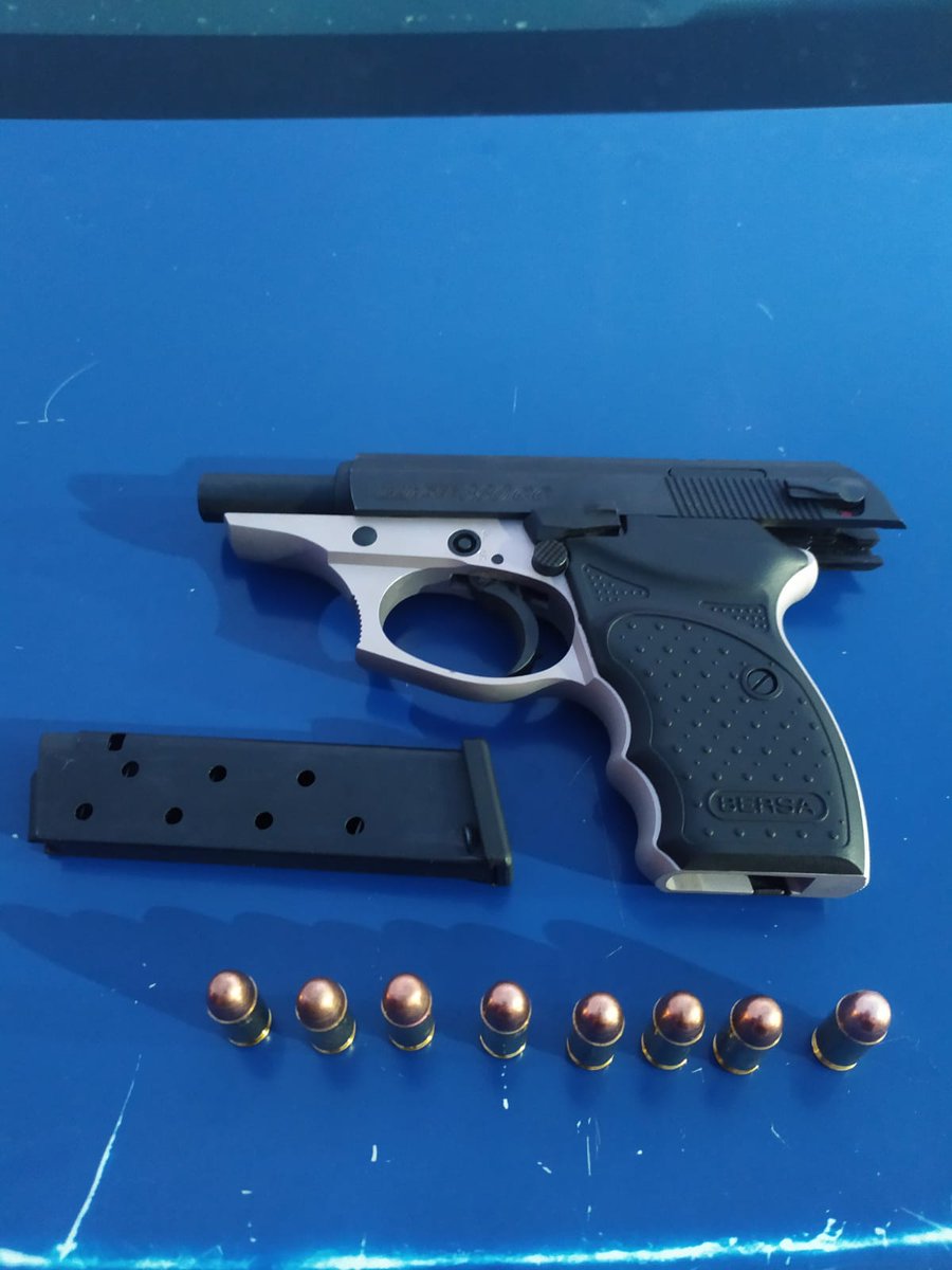 leoguevara80's tweet photo. #POLICIALES #AltoAlberdi control policial con un detenido de 23 años y secuestros #Guemes robaba neumáticos en calle Fructuoso Rivera al 500 fue sorprendido por policias y quedó preso #ParqueCapital delincuente de 30 años demorado por asalto. Movil @radiomitrecba. https://t.co/8eZhWDccr0