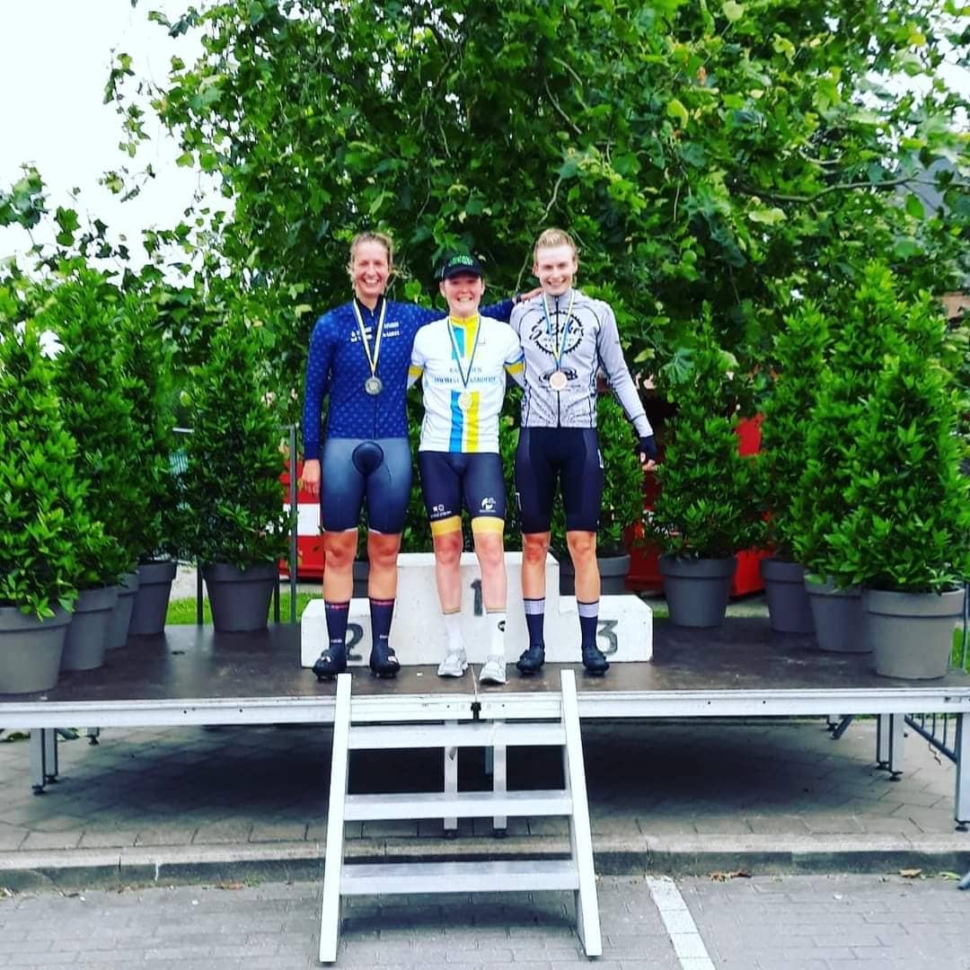 AnnSophieDuyck's tweet photo. Season 2021 is a 🌯!
It was a season with ups and downs, but we managed to win 4 races (Belgian TTT Championship, Regional ITT Championship, Escanaffles, Berlare) so that isn't too bad 😉.

Thanks @Multumct and sponsors + big thank you to my personal sponsors for the support! https://t.co/WPqBAOdH5t