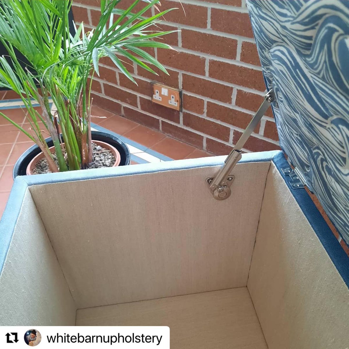 THE_AMUSF's tweet image. We are really loving the work of @BristolChairs  #AMUSF Stage 1 student, Nadya at #whitebarnupholstery

Beautifully done with the #ottoman featuring an artists painting, close to her heart, which has been printed on to organic cotton canvas 🌊

#upholstery