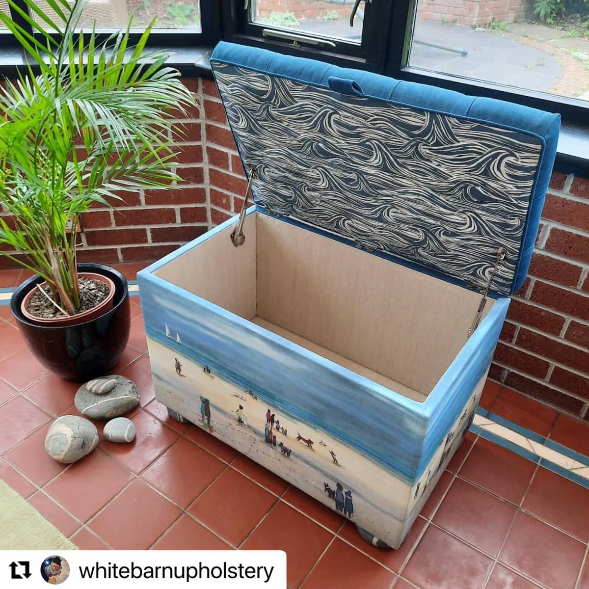 THE_AMUSF's tweet image. We are really loving the work of @BristolChairs  #AMUSF Stage 1 student, Nadya at #whitebarnupholstery

Beautifully done with the #ottoman featuring an artists painting, close to her heart, which has been printed on to organic cotton canvas 🌊

#upholstery