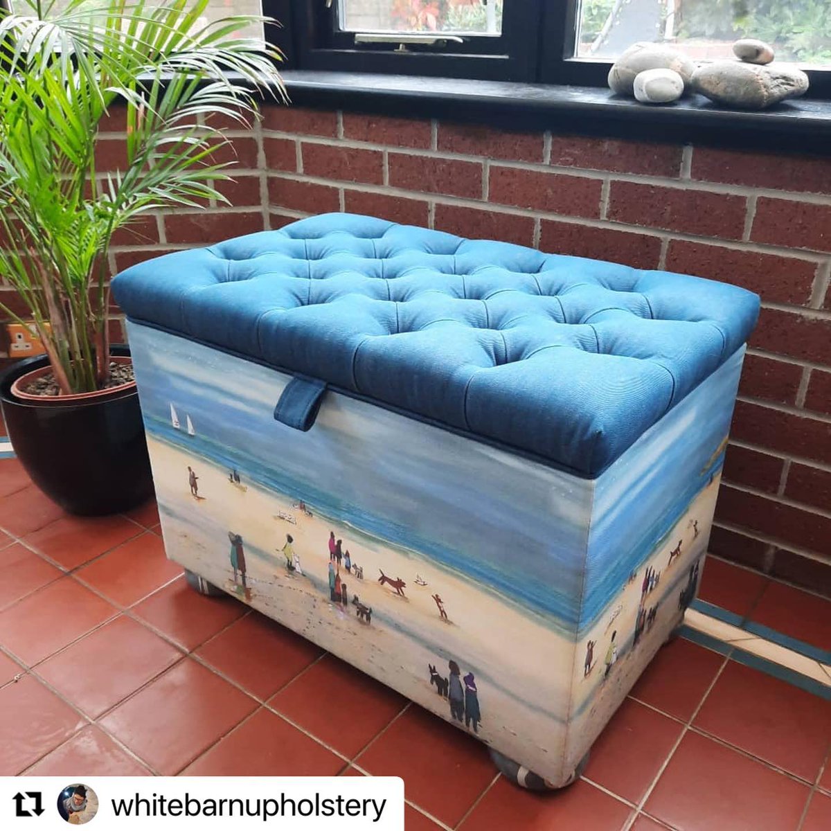 THE_AMUSF's tweet image. We are really loving the work of @BristolChairs  #AMUSF Stage 1 student, Nadya at #whitebarnupholstery

Beautifully done with the #ottoman featuring an artists painting, close to her heart, which has been printed on to organic cotton canvas 🌊

#upholstery