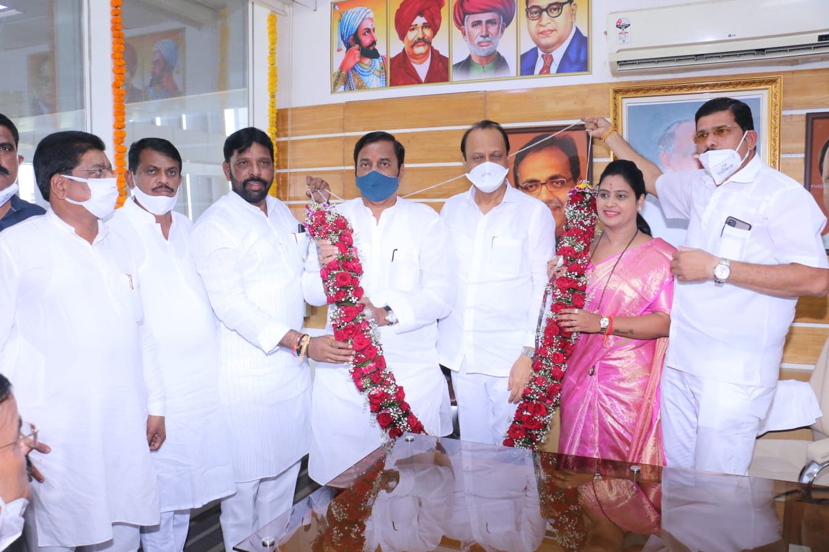 prashant_ncp's tweet photo. महाराष्ट्राचे उपमुख्यमंत्री सन्माननीय अजितदादा पवार साहेब आणि रायगड लोकसभा मतदारसंघाचे आदरणीय खासदार सुनीलजी तटकरे साहेब यांनी वाशी येथील माझ्या कार्यालयाला सदिच्छा भेट दिली. यावेळी दोन्ही नेत्यांचा सत्कार करत त्यांचे स्वागत केले. @AjitPawarSpeaks @SunilTatkare https://t.co/506dkHdv97