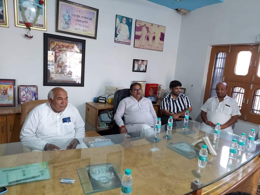AbhaySChautala's tweet photo. अंजनी कॉटन मिल के मालिक दीपक गोयल पूर्व विधायक नरेश शर्मा के प्रयासों से कांग्रेस को छोड़कर इनेलो में शामिल हुए। आपका लोकदल परिवार में स्वागत है और पार्टी में आपको पूरा मान-सम्मान दिया जाएगा। https://t.co/jcszHSMmma