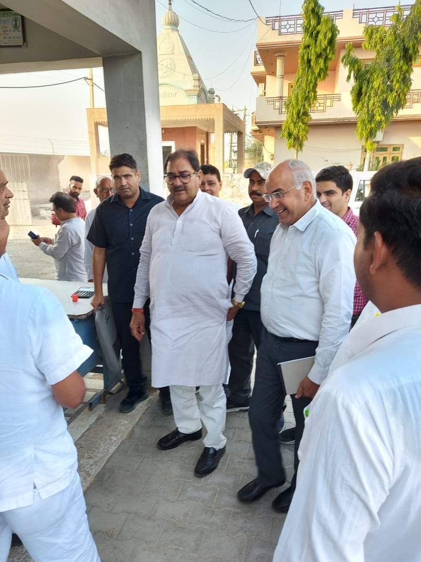 AbhaySChautala's tweet photo. अंजनी कॉटन मिल के मालिक दीपक गोयल पूर्व विधायक नरेश शर्मा के प्रयासों से कांग्रेस को छोड़कर इनेलो में शामिल हुए। आपका लोकदल परिवार में स्वागत है और पार्टी में आपको पूरा मान-सम्मान दिया जाएगा। https://t.co/jcszHSMmma