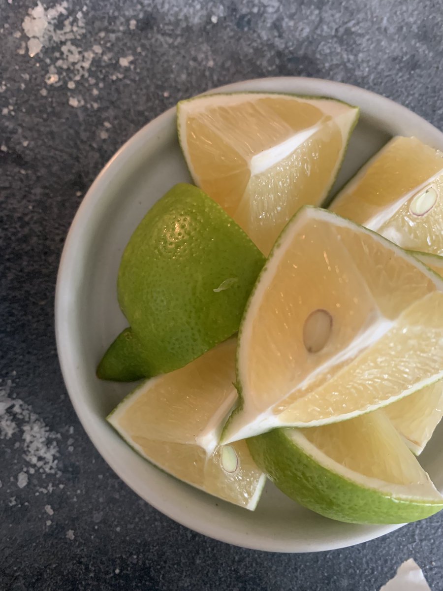 OppligerSeraina's tweet photo. in the studio today: limes. #foodphotographer https://t.co/42IyYNoDLm