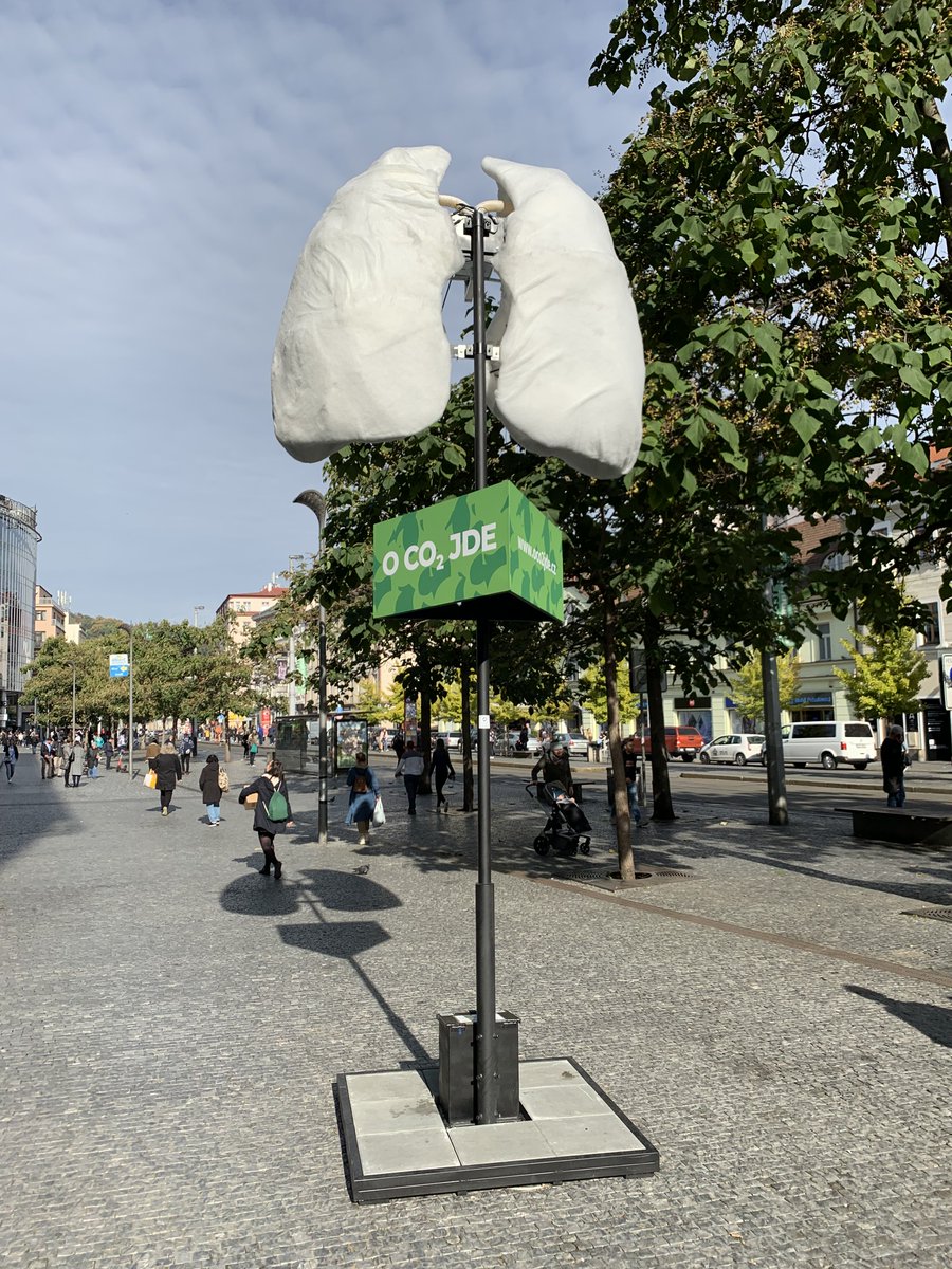 mcpraha5's tweet photo. Na Andělu můžete až do začátku listopadu spatřit plíce, které budou v průběhu času černat, aby ukázaly důsledky znečištění ovzduší na naše dýchací cesty i celou planetu. Cílem je ukázat, že každý z nás může přispět ke snížení ekologické zátěže.
#oco2jde
#Praha5 https://t.co/XMDLbc96Gc