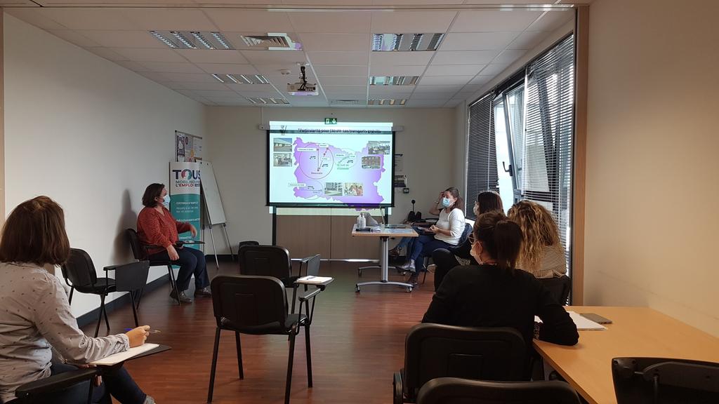 Au @poleemploi_HDF Clermont ce mardi, présentation des dispositifs LEA (Lire écrire Agir) et DVE (Dynamique vers l'emploi) avec l'AFIPP St Just.

➡️ Permettre à des personnes éloignées de l'emploi de construire une 1ère étape d'un parcours vers la qualification et/ou l'emploi 🤝