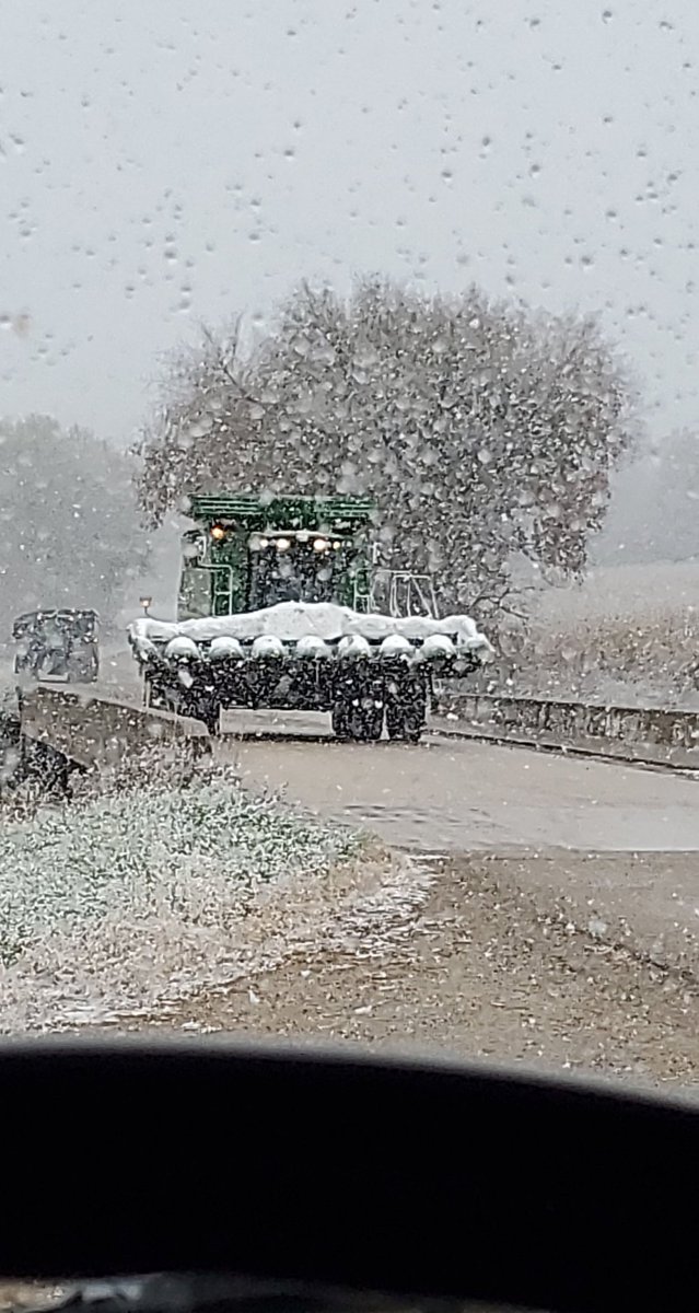 offie98's tweet photo. @wxphelps Snowed out during harvest a year ago today https://t.co/OC6NNBAx7D