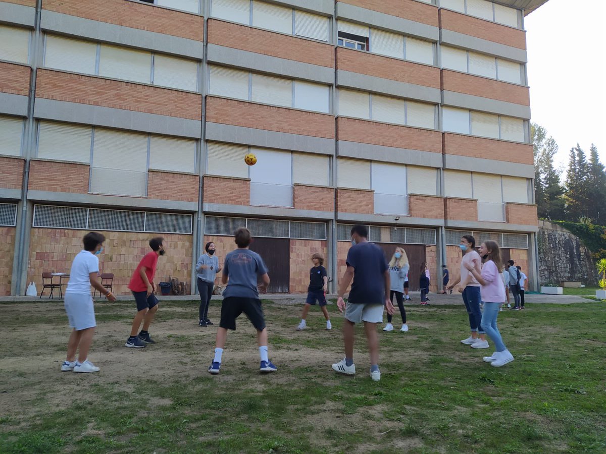 pmariasantcugat's tweet photo. Avui li ha tocat el torn a 1r ESO B anar de convivències. Quina gran experiència de grup! 😃 #santcugat #convivencies #diversio https://t.co/OVffv54g15
