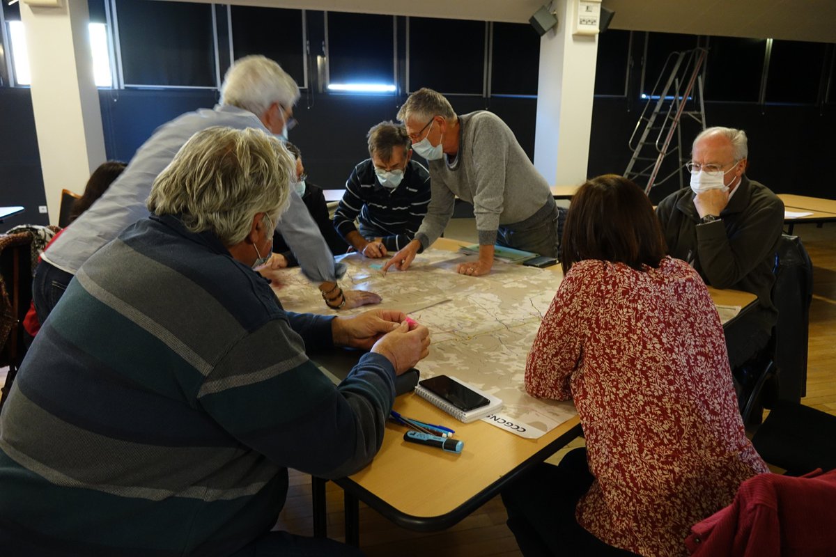 CCGevreyNuits's tweet photo. En direct des #atelierscyclos ! Elus et socioprofessionnels planchent sur le maillage des aménagements cyclables du territoire de la #CCGevreyNuits, dans le cadre de l'élaboration du Schéma Directeur Vélo #tousàvélo https://t.co/mqlLzQ81m2