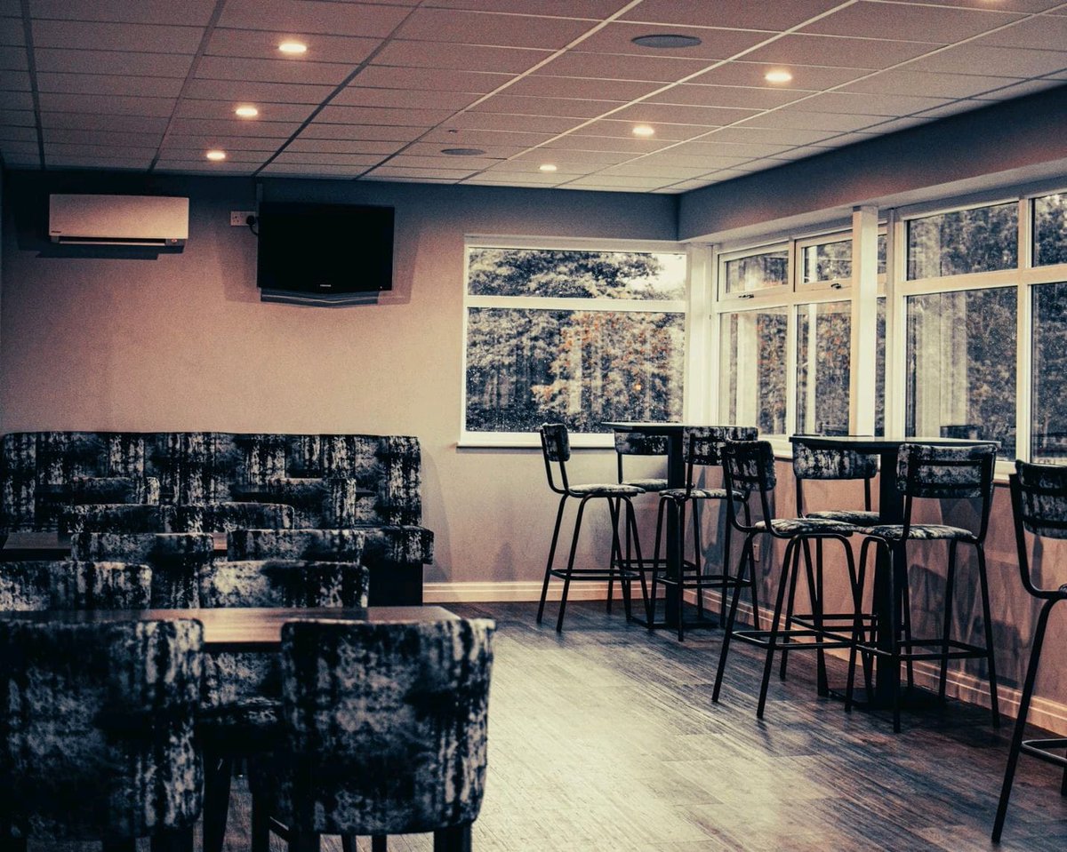 ChaddertonFC's tweet photo. 𝗠𝗔𝗧𝗖𝗛𝗗𝗔𝗬 𝗛𝗢𝗦𝗣𝗜𝗧𝗔𝗟𝗜𝗧𝗬 🍷 🤝

Following the completion of our recent clubhouse renovation, we're pleased to be able to unveil our Matchday Hospitality offering for the 2021/22 season! 🔴⚪️

Full details 👉 https://t.co/67GcSBvhml https://t.co/i00Fy6OoqS