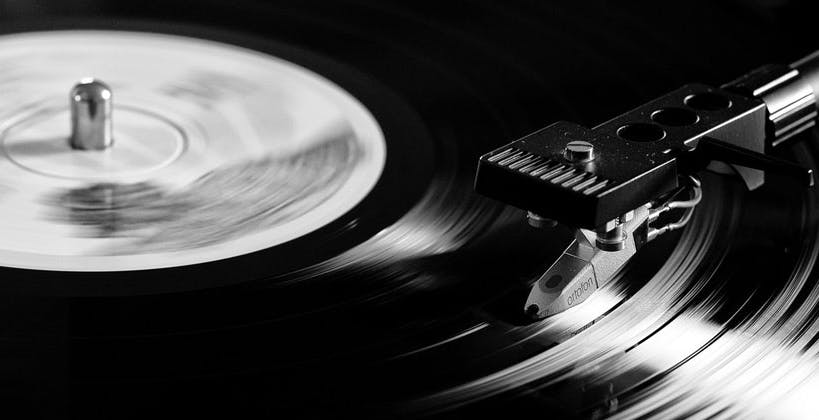 auroraluce9's tweet photo. Se tu fossi musica, 
ti ascolterei incessantemente, e il mio umore basso 
si illuminerebbe.

Anna A. Achmatova

#CulturaRussa
#SalaLettura https://t.co/K0L494JBW2
