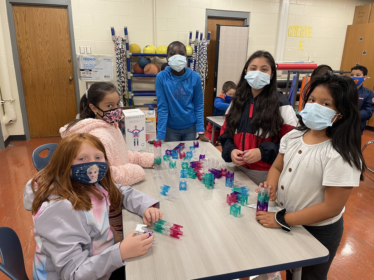 melissa_mcdonal's tweet photo. Before school we are engineering @ShoemakerGI #GIPSmakerspace #WeAreGIPS https://t.co/0WBiPWaHpE