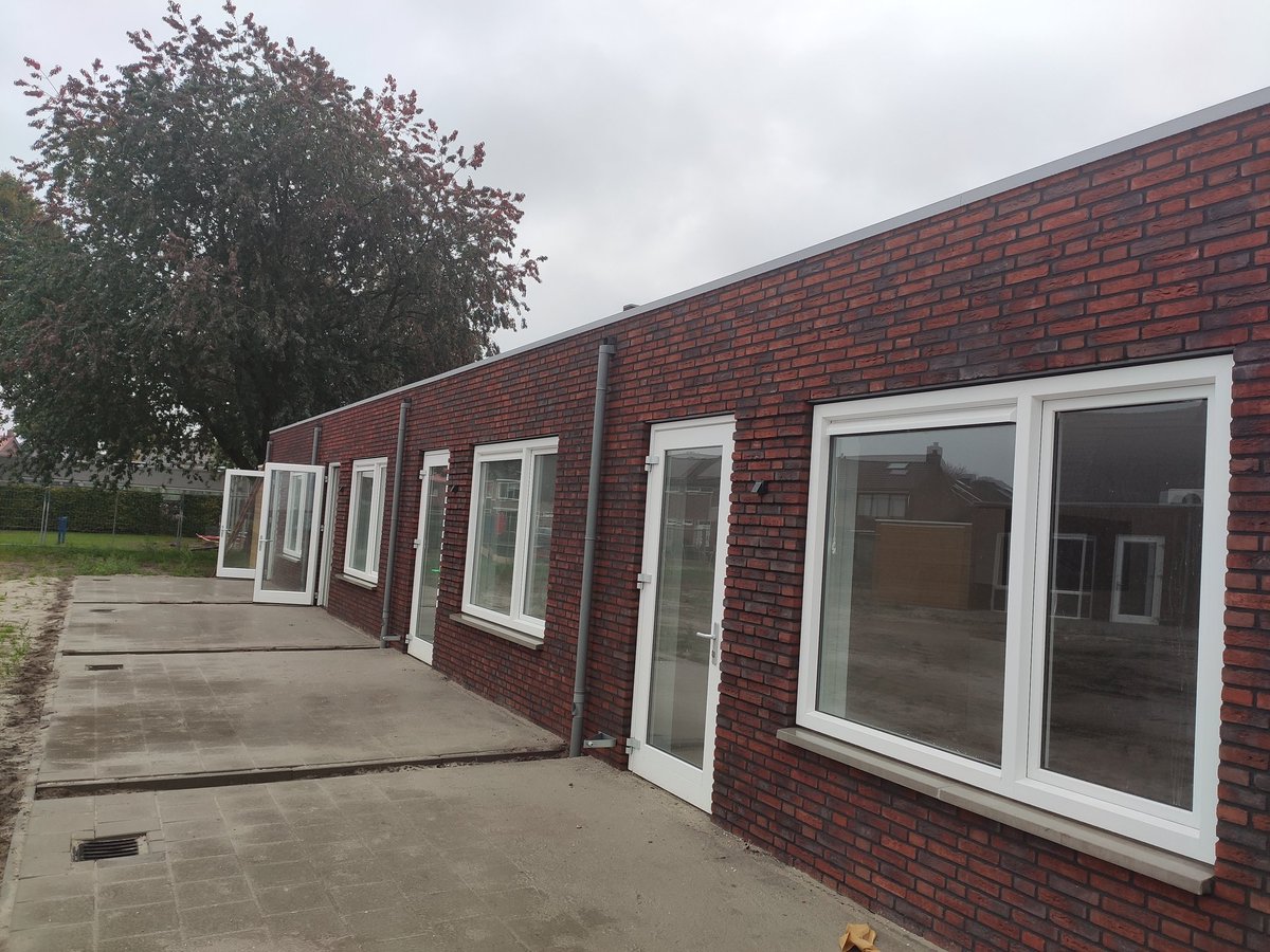 SamadHoubban's tweet photo. De eerste woonhofjes in Venray! Mooie toevoeging van 16 gasloze woonhofjes aan de Kemp. Duurzaam, vernieuwend én gericht op concrete wensen van inwoners. In samenwerking met @HendriksCoppel
@Gemeente_Venray @wonenlimburg #Welkom https://t.co/hYPa2pijyi