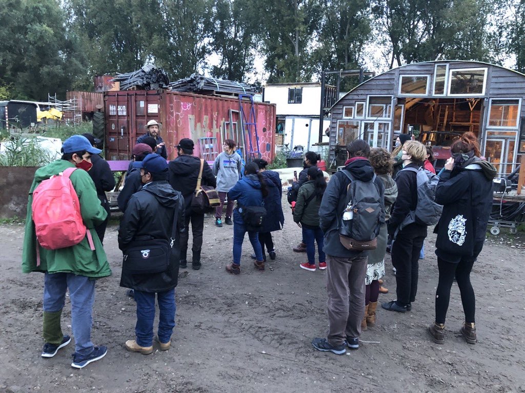 GiraHolanda's tweet photo. The compas visited and had discussions around struggles of autonomous spaces and creative activities. They then had dinner with Surplus Kitchen, which is a collective of activists acting around the theme of food waste in the city of Amsterdam.

#LaGiraZapatistaVa https://t.co/03Igh7OPBG