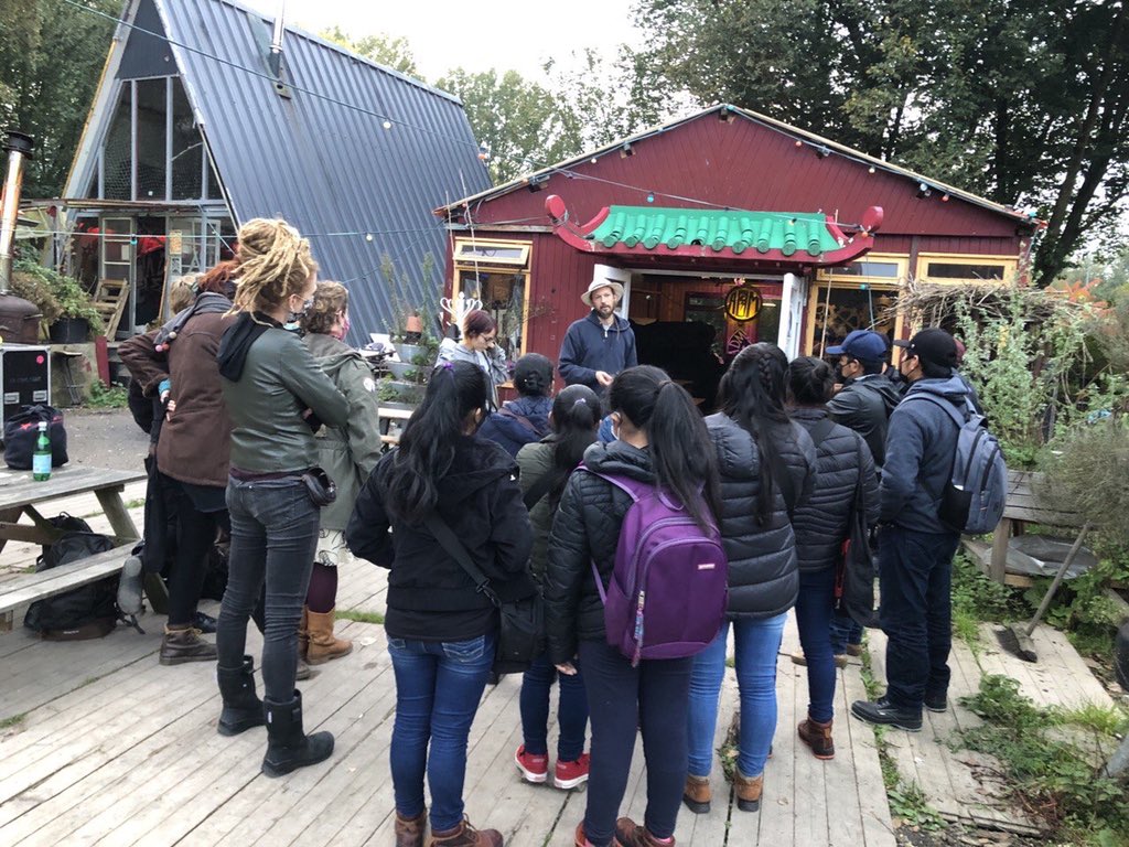 GiraHolanda's tweet photo. The compas visited and had discussions around struggles of autonomous spaces and creative activities. They then had dinner with Surplus Kitchen, which is a collective of activists acting around the theme of food waste in the city of Amsterdam.

#LaGiraZapatistaVa https://t.co/03Igh7OPBG