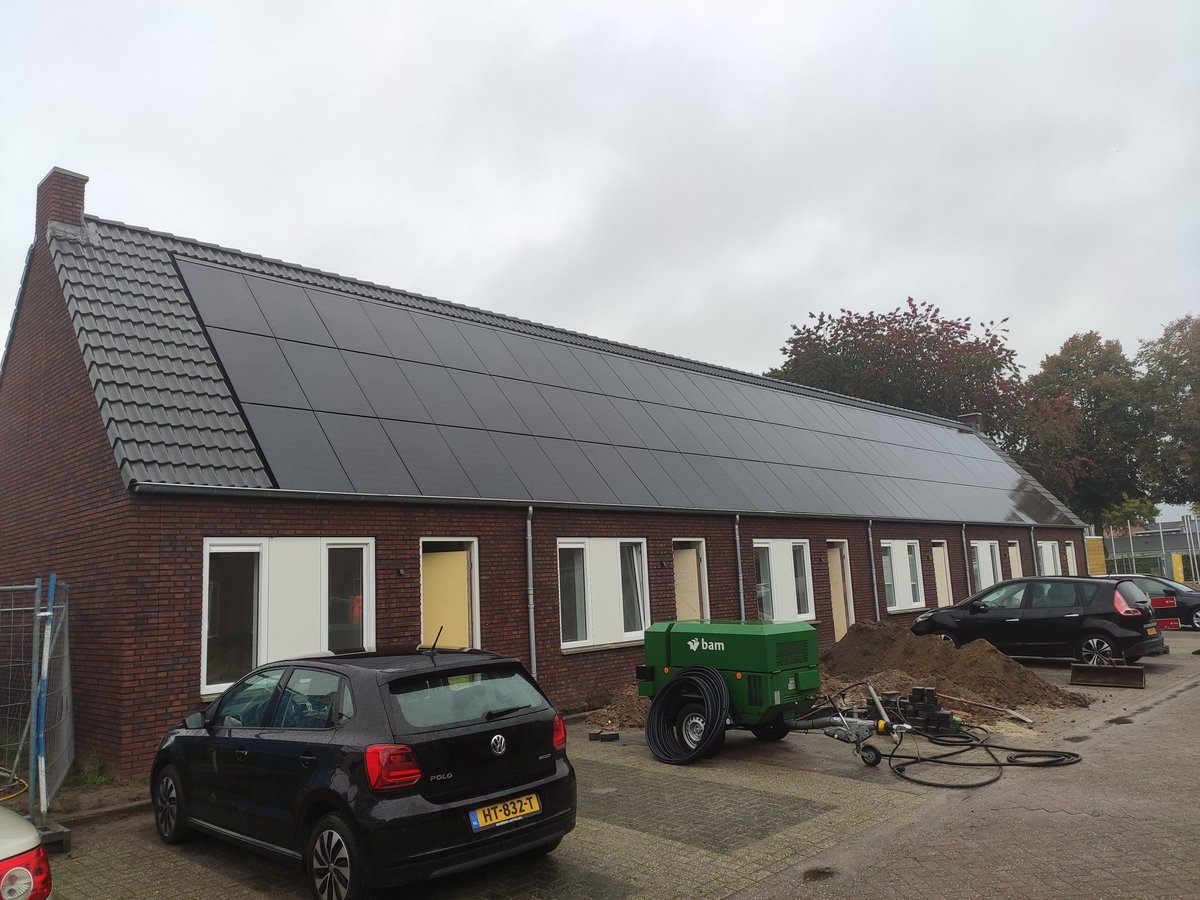 SamadHoubban's tweet photo. De eerste woonhofjes in Venray! Mooie toevoeging van 16 gasloze woonhofjes aan de Kemp. Duurzaam, vernieuwend én gericht op concrete wensen van inwoners. In samenwerking met @HendriksCoppel
@Gemeente_Venray @wonenlimburg #Welkom https://t.co/hYPa2pijyi