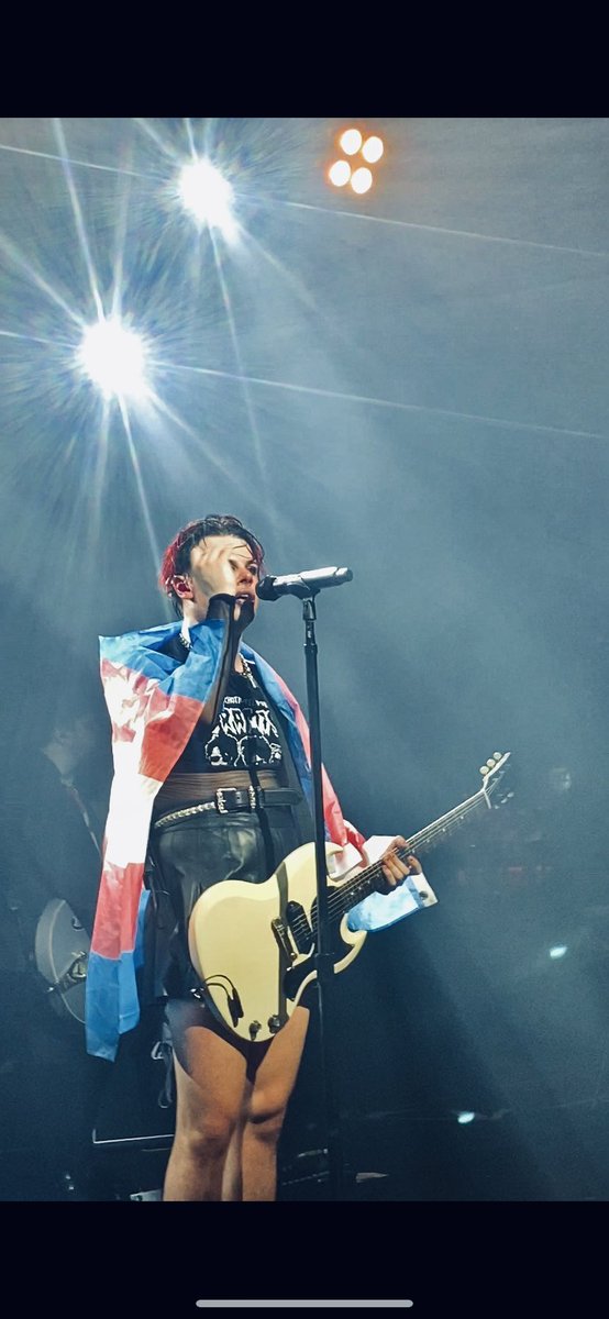 Doms_pinksocks_'s tweet photo. Incredible night, front row, love him so much @yungblud thank u for everything 🖤 https://t.co/TeBZj1CO6v
