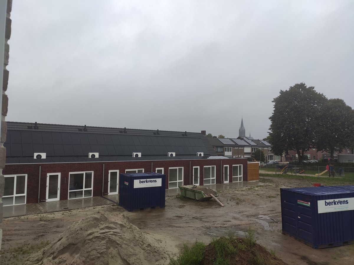 SamadHoubban's tweet photo. De eerste woonhofjes in Venray! Mooie toevoeging van 16 gasloze woonhofjes aan de Kemp. Duurzaam, vernieuwend én gericht op concrete wensen van inwoners. In samenwerking met @HendriksCoppel
@Gemeente_Venray @wonenlimburg #Welkom https://t.co/hYPa2pijyi
