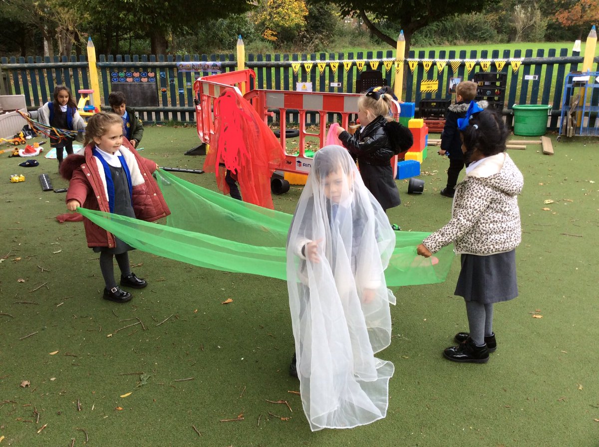 Reception have been making the most of the windy weather today. 💨🌬