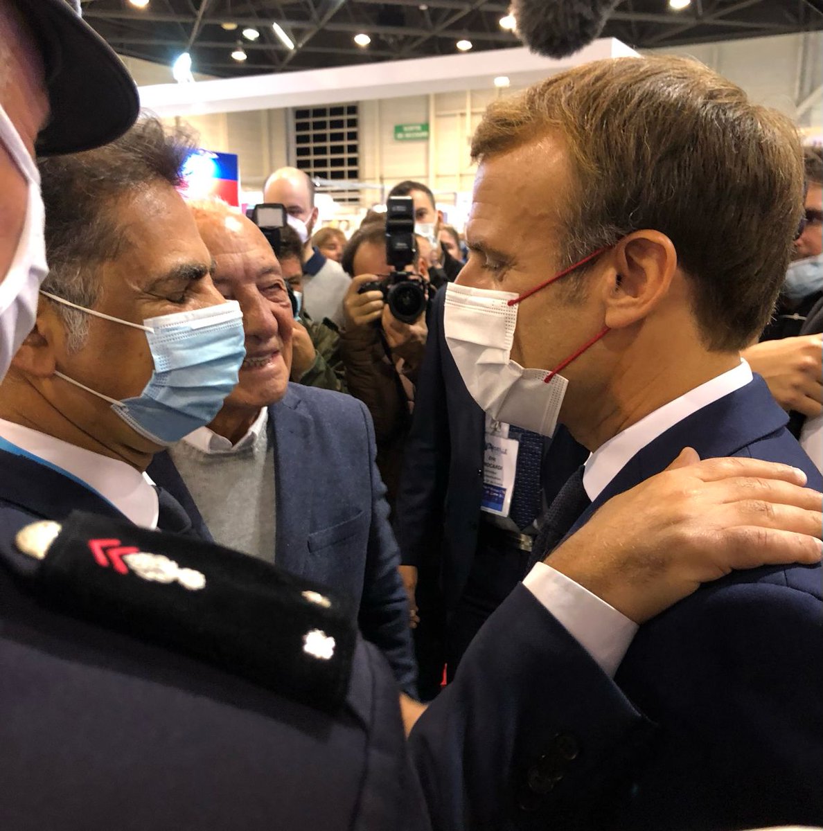 Ce weekend, <a href="/FranckPapazian/">PAPAZIAN</a> a rencontré <a href="/EmmanuelMacron/">Emmanuel Macron</a> à l’occasion du congrès de la Fédération nationale des <a href="/PompiersFR/">Pompiers de France</a> !
▶️ Cette année, avec l'aide de Jacques Séguéla et <a href="/havas/">Havas</a>, notre « MediaSchool Challenge » proposera 1 stratégie &amp; 1 campagne de com' pour les pompiers.