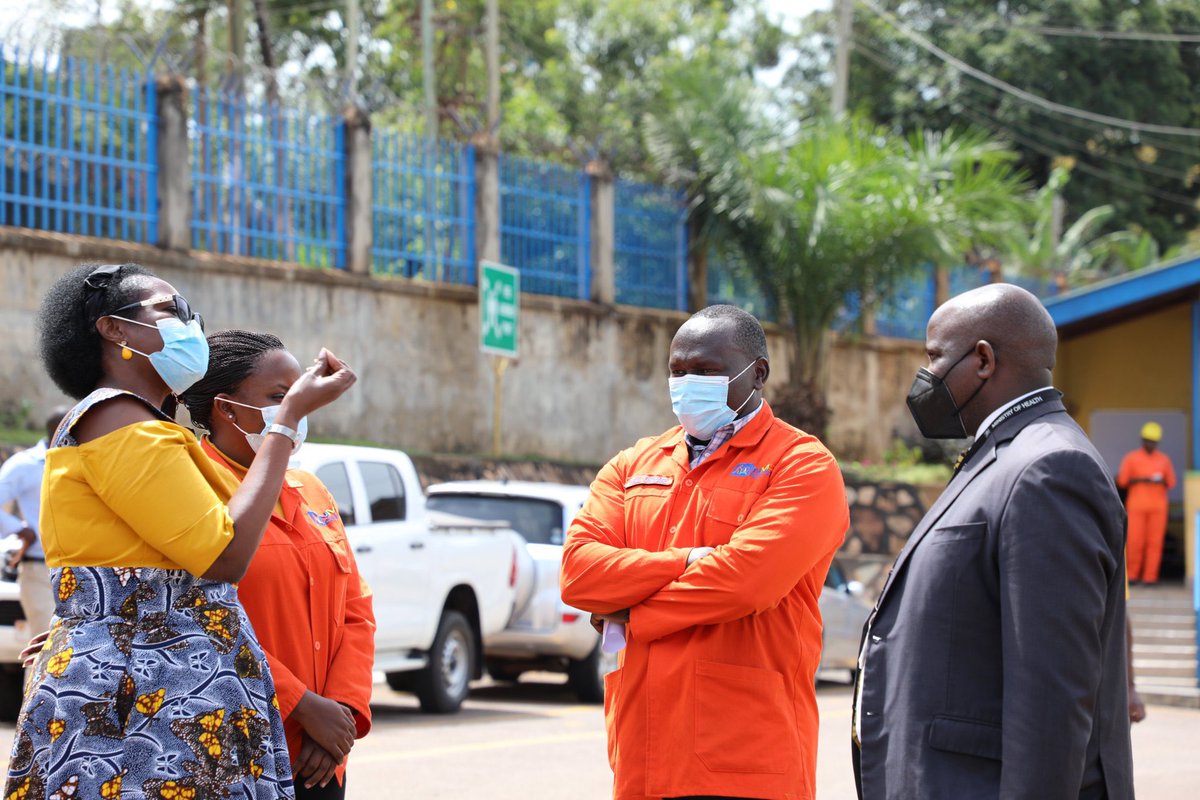 MinofHealthUG's tweet photo. The Minister of State for PHC @MargaretMuhanga received the second batch of 700,000 doses of the Sinovac vaccine donated by the Chinese Government to Uganda. This will be used to administer the second dose to all those who are due for their shot. https://t.co/7GByEsiTAD