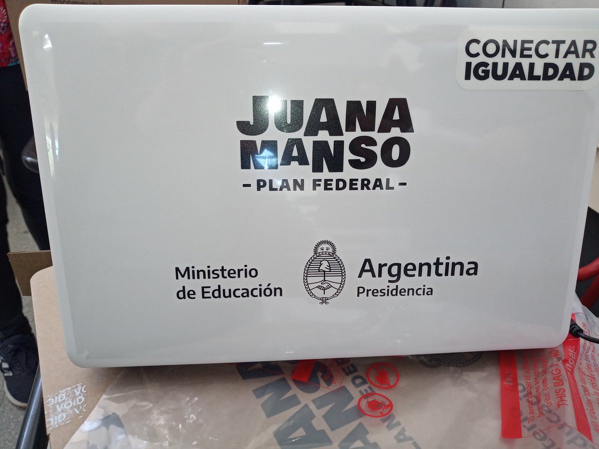 DTE_region01's tweet photo. Entrega de Netbooks Plan Juana Manso - Conectar Igualdad, en la EES N° 16 de Los Hornos @DTE_BA @BAeducacion https://t.co/OOq6knf4id