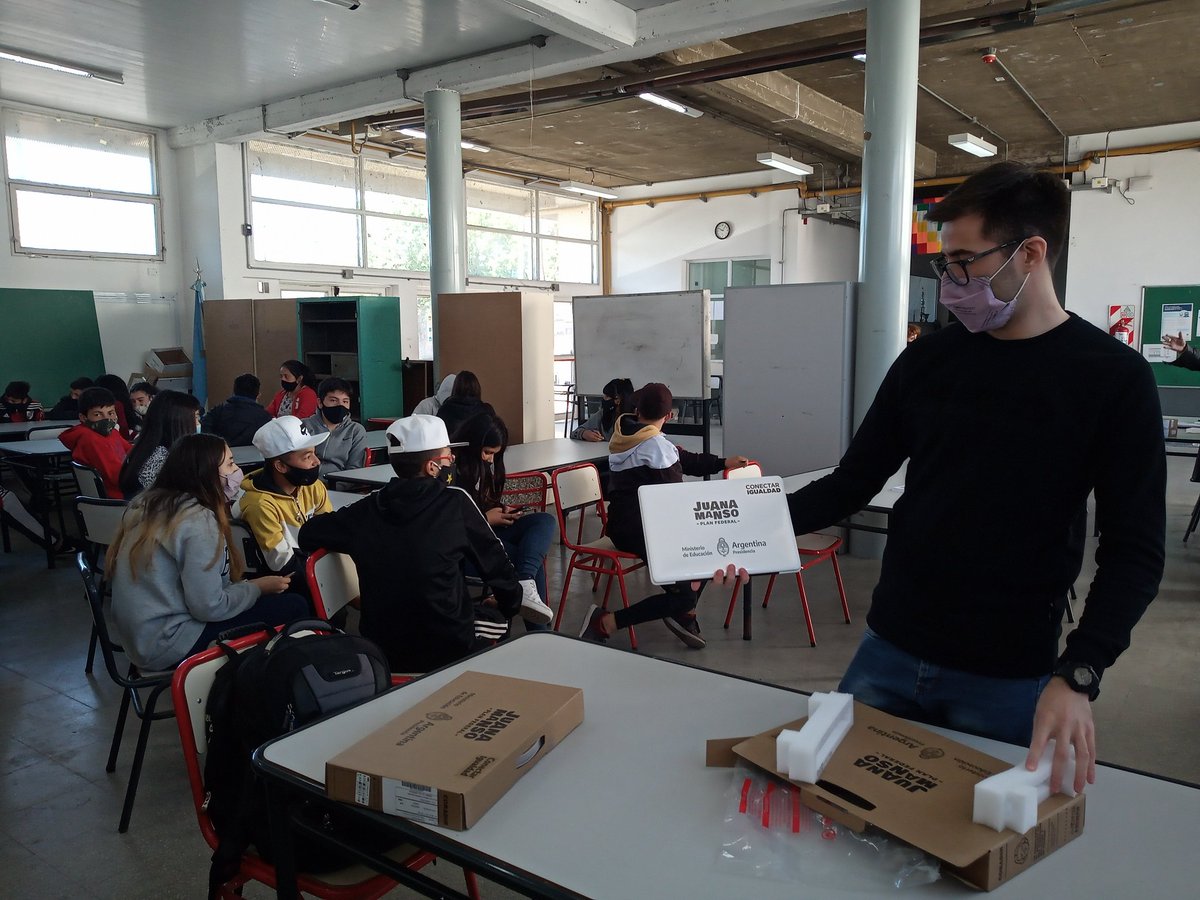DTE_region01's tweet photo. Entrega de Netbooks Plan Juana Manso - Conectar Igualdad, en la EES N° 16 de Los Hornos @DTE_BA @BAeducacion https://t.co/OOq6knf4id