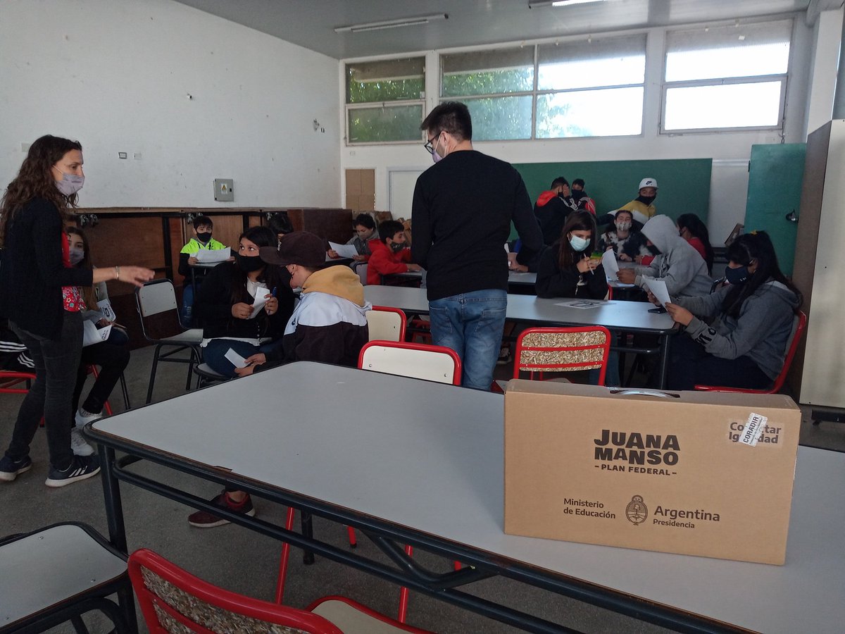 DTE_region01's tweet photo. Entrega de Netbooks Plan Juana Manso - Conectar Igualdad, en la EES N° 16 de Los Hornos @DTE_BA @BAeducacion https://t.co/OOq6knf4id