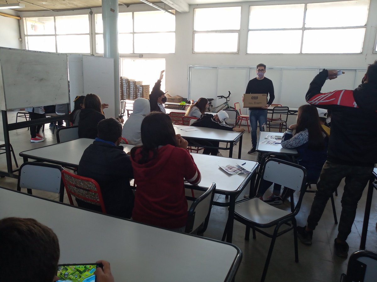 DTE_region01's tweet photo. Entrega de Netbooks Plan Juana Manso - Conectar Igualdad, en la EES N° 16 de Los Hornos @DTE_BA @BAeducacion https://t.co/OOq6knf4id