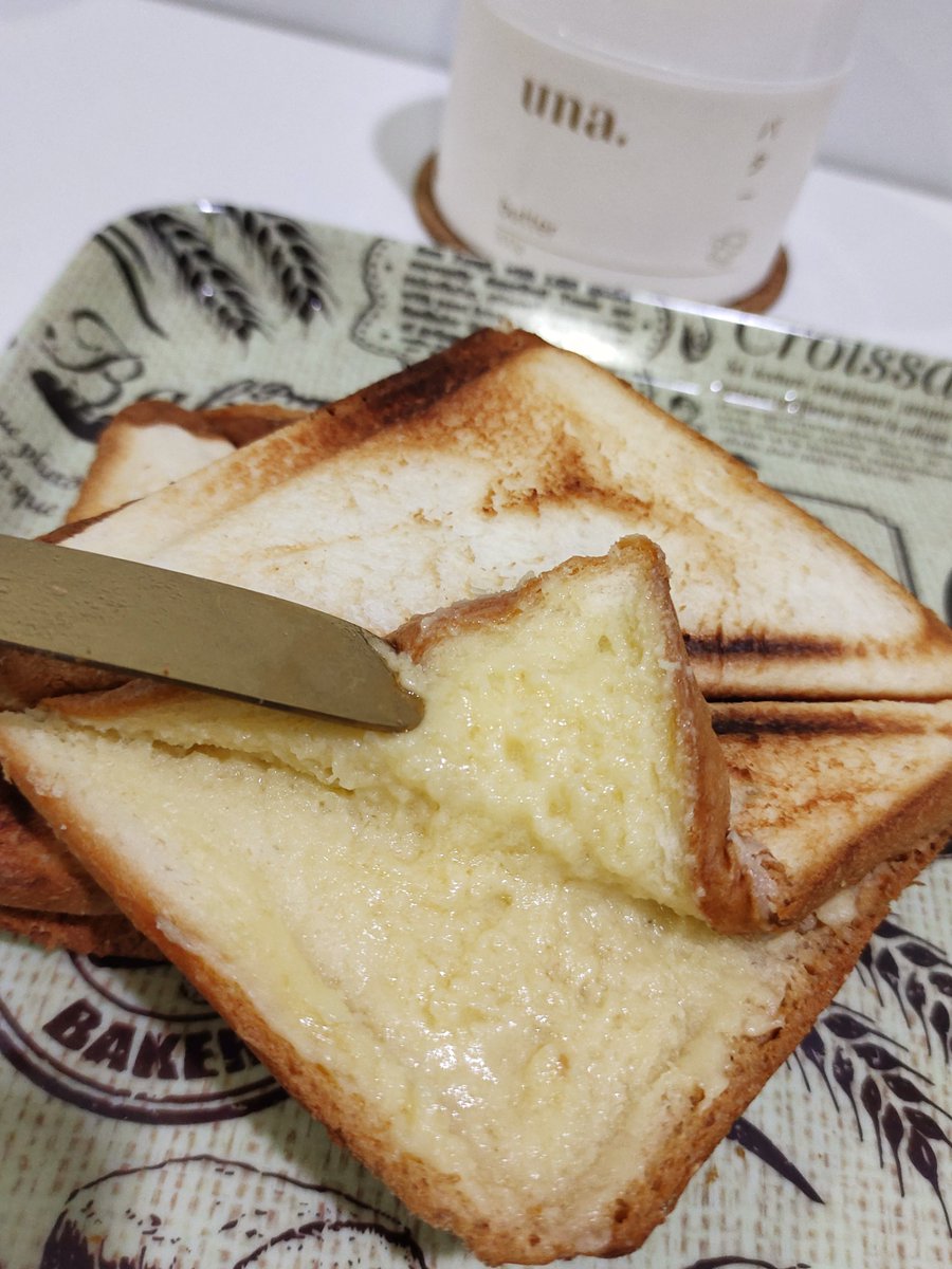 Rodgeng2412's tweet image. ซื้อตามน้องบลู @fatkidzblue เนยอะไรก็ไม่รู้อร่อยมากก ไม่เคยเจอเนยเนื้อสวยขนาดนี้มาก่อน กลิ่นหอมนม รสชาติหวานนิด ๆ มัน ๆ หนึบ ๆ ทานแผ่นเดียวไม่พอจริง ๆ ค่ะ 🤤💕 พิกัด IG: una.butter