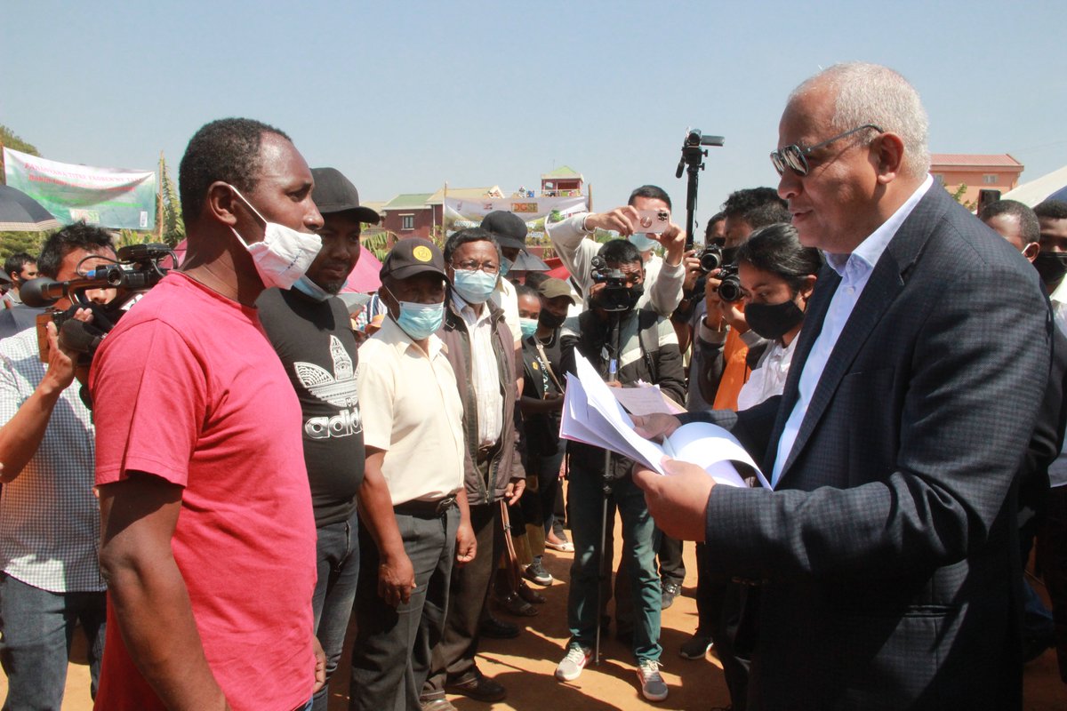 MATP_GOV_MG's tweet photo. #MATSF Faciliter l'accès aux terres pour les Malagasy, permettre aux familles de sécurise leurs biens domaniaux. Une Opération Domaniale Concertée a permis de distribuer 200 titres fonciers dans le 2ème arrondissement de la Capitale ce jour dans le cadre du Velirano N°11. https://t.co/ae7Sld9DQR