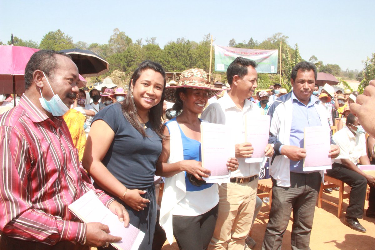 MATP_GOV_MG's tweet photo. #MATSF Faciliter l'accès aux terres pour les Malagasy, permettre aux familles de sécurise leurs biens domaniaux. Une Opération Domaniale Concertée a permis de distribuer 200 titres fonciers dans le 2ème arrondissement de la Capitale ce jour dans le cadre du Velirano N°11. https://t.co/ae7Sld9DQR