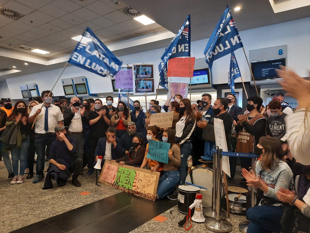 PanyRosas_Arg's tweet photo. UNIDAD DE LES TRABAJADORES Y AL QUE NO LE GUSTA: SE JODE.

Trabajadores de LATAM que pelean por la continuidad laboral que el gobierno prometió y no cumple junto a las mujeres de la toma "fuerza de mujeres" que fueron brutalmente desalojadas por la policía de Larreta ✊🏽 https://t.co/yb63M3iCOE