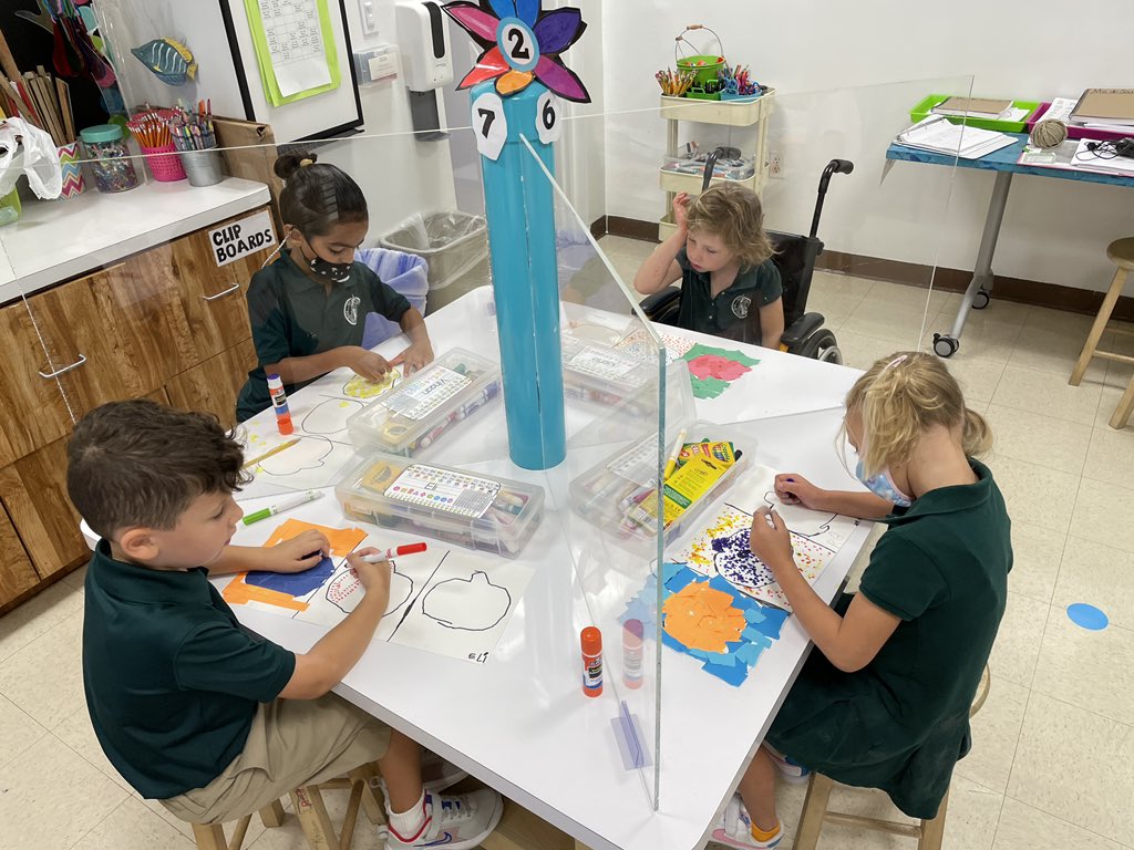 PineCrestArts's tweet image. #PCK are learning about complementary colors by making mixed media pumpkins! Paper tearing, pointillism, and oil pastels are their tools of choice. #PCVisualArts