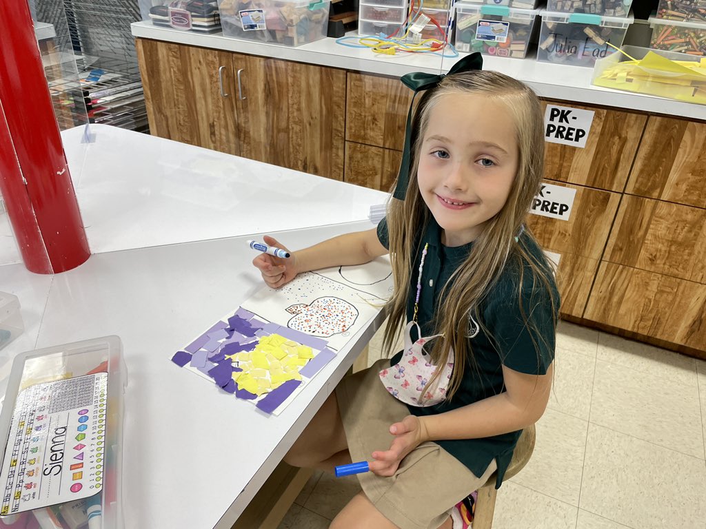PineCrestArts's tweet image. #PCK are learning about complementary colors by making mixed media pumpkins! Paper tearing, pointillism, and oil pastels are their tools of choice. #PCVisualArts