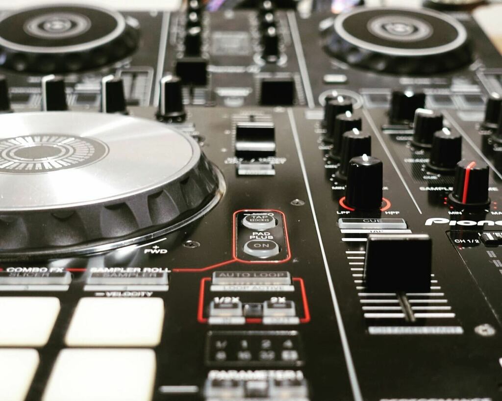 RisingTimeNews's tweet photo. @laele_risingtime #djset #controller #pjoneerdj #ddjsr #serato #seratodj #studio #djcontroller #djfemale #musica #reggaemusic #dancehallmusic #rapmusic https://t.co/4x2cOLTU6v https://t.co/2t8ldK2Wxo