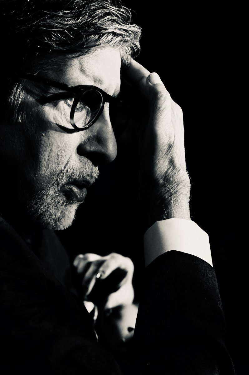 SrBachchan's tweet photo. T 4069 - 
“मिट्टी का तन , मस्ती का मन , क्षण भर जीवन  - मेरा परिचय” 
~ हरिवंश राय बच्चन https://t.co/OShMeIAL7A