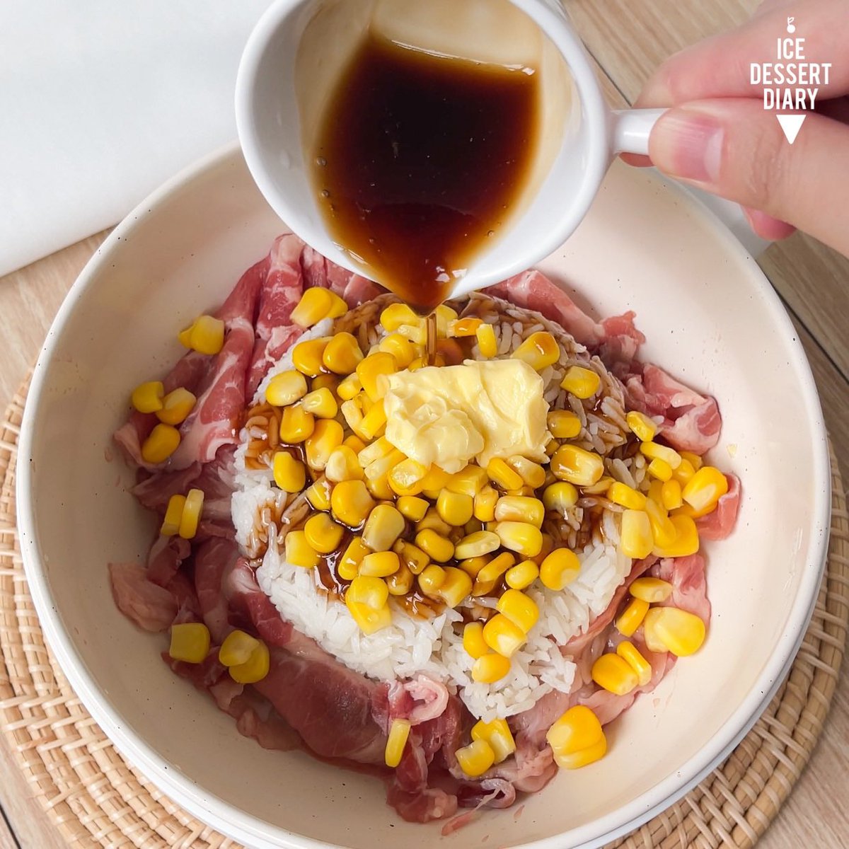 icedessertdiary's tweet photo. ลองทำมั่ง Pepper Lunch at Home เห็นเค้าว่าง่าย เอ้ออออมันง่ายจริงๆ วัตถุดิบหาได้ไม่ยุ่งยากเลย~ ใส่ข้าว วางหมูรอบๆ ท๊อปด้วยข้าวโพดและเนย ราดซอสแล้วคลุกเลยจ้า ผัดจนสุก กินได้! ตัวซอสใช้ ซอสญี่ปุ่น+น้ำมันหอย+น้ำผึ้ง+น้ำเปล่า อัตราส่วน 2:2:1:1 น้า อร่อยยย 😋 @aroii #อร่อยบอกต่อ https://t.co/cNmP9HwERx