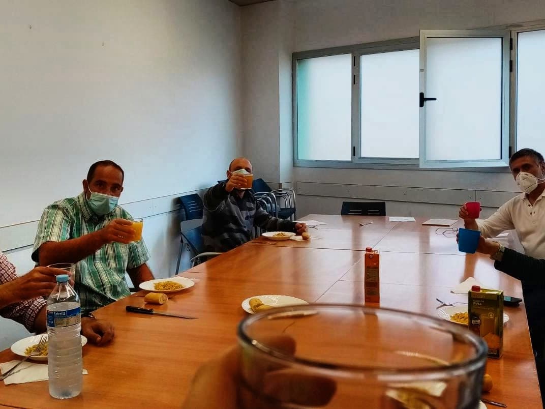 Ass_fsmental's tweet photo. Què us semblen aquests fideus que han preparat els usuaris del Club social El Cercle en el taller de cuina? Tenen una pinta exquisita 😍😍😍 #salutmental #saludmental #activitatssegures #juntsesmillor #clubsocial #familiaisalut #tallers #tallerdecuina https://t.co/IE0tvpd6mX